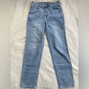 American Eagle size 6 long stretch mom jeans in light blue